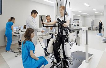Depremde felç kalanları robotlar ayağa kaldırıyor