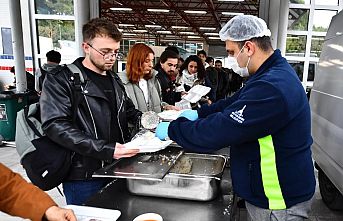 İzmir Büyükşehir'den üniversite öğrencilerine sıcak yemeğe devam