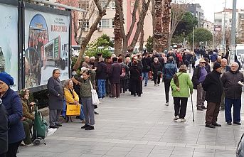 İzmir Karşıyaka'da emekliler yumurta kuyruğunda!