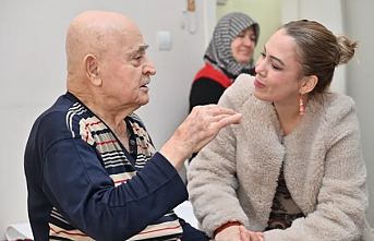Manisa'da başkan eşinden duygusal ziyaret!