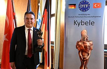 Muhittin Böcek “Kybele” ödülünü aldı