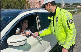 Trafik ekipleri, bugün kadınlara çiçekle yolda selam verdi