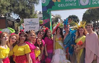 İzmir Alaçatı'da renkli ot festivali