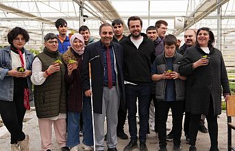 Seranın özel konukları çiçek dikti