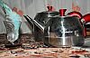 Çay tiryakisi muhabbet kuşu görenleri şaşırtıyor