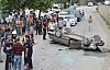Ehliyetsiz sürücü üst yoldan alt yola uçtu 2 yaralı
