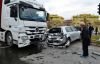 Kırmızı ışıkta duramayan tır otomobili darmadağın etti