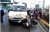 Motosiklet minibüs birbirine girdi 2 yaralı