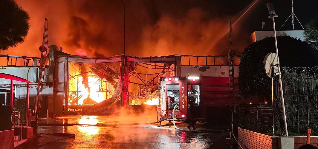 Manisa OSB’de Akü Fabrikasında Yangın! Ekipler Seferber Oldu