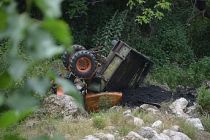Son Dakika! Demirci'de Traktör Dereye Yuvarlandı 1 Kişi Yaralandı