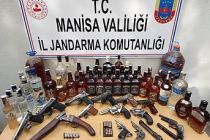 Jandarma Timleri Kaçak içki baskını yaptığı bağ evinde onlarca silah buldu