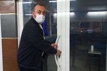 Yasak başladı, kahvemi kapatıyorum, yarın sabah işsiz bir adam olarak uyanıp, evime nasıl ekmek götüreceğim diye düşüneceğim