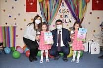 Minikler karne ve hediyelerini büyük bir sevinç içinde başkan amcadan aldı
