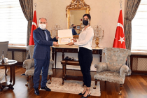 Bir Günde 444 Aşı Yapan Dilan Hemşireye Vali Karadeniz’den Başarı Belgesi