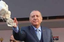 Sınıfta çay dağıtan öğrencilere  “Cumhurbaşkanını alaylı bir tavırla taklit ettikleri” gerekçesiyle uyarı tutanağı