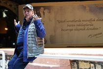 Türk tiyatrosunun mihenk taşı Ali Poyrazoğlu “Asi Kuş” adlı oyunu ile tiyatroseverlerle buluştu