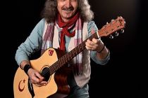 Müzik yolculuğuna Barış Manço’ nun kendisine hediye ettiği gitarla başladı