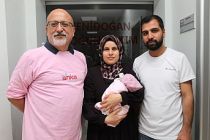 Annesinin karnında kalbi duran bebek hayata geri döndürüldü
