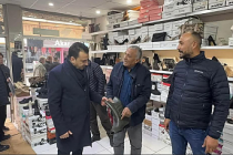 Vatandaş Milletvekilini gördü ve dert yandı " Bir çizme dahi alamıyoruz, yırtık idare ediyoruz"