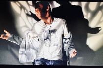 Serdar Ortaç'tan farklı bir single "Farkında değil"