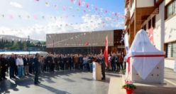 YAPTIĞI YUNUS EMRE BÜSTÜNÜ ÖĞRENCİSİ BAŞKAN BALABAN’A HEDİYE ETTİ