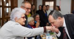 Yunusemre Belediyesi, 14 Şubat Sevgililer Gününde 40 yıldan uzun süre evli kalan 41 çifti bir araya getirdi