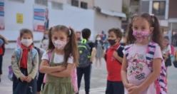 Başkan Sözünü Tuttu, Öğrencilere Okulun İlk Günü Üzüm Dağıttı