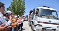 Arazi Yolları Asfaltlandı! Çiftçiler Başkanı Alkışlarla Karşıladı