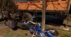 Araca çarpan motosiklet sürücüsü ağır yaralı