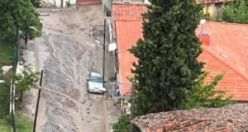 Demirci ilçesinde 1,5 saat süren yağışlar sırasında yollar çöktü