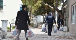 Akhisar Belediyesi, karantinadaki mahalle halkına yardım paketi ulaştırdı
