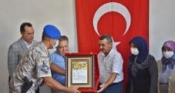 Akhisarlı Şehit Teğmen Osman Alp’in ailesine şehadet belgesi takdim edildi