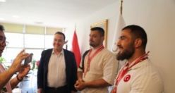 Başkan Besim Dutlulu, Akhisar’ın gururu pehlivanları konuk etti