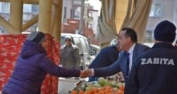 Başkan Besim Dutlulu, halkın içinde, esnafın yanında