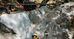 Ormanlık alanda kaçak kazı yapan 4 defineci suçüstü yakalandı