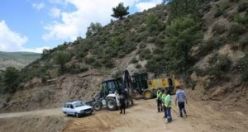 Büyükşehir Demirci yollarını yaparken vatandaşın parasını boşa harcamıyor