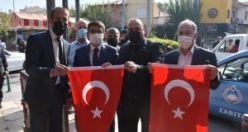 Başkan Çelik Vatandaşlara Cumhuriyet Bayramında Türk Bayrağı Dağıttı