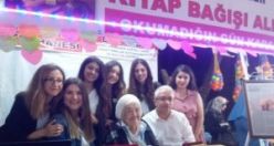 93 Yaşındaki Akın " Öteye Mektup" kitabının imza gününde okurlarıyla buluştu