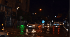 Salihli'de Hayat Felç Oldu! Sağanak yağış, dolu ve rüzgar  maddi hasarlara yol açtı