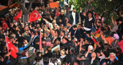Manisalılar Demokrasi için Yürüdü