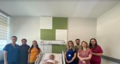 Manisa Şehir Hastanesi’nde İlk Kez, ileri Mesane Kanseri hastaya Üroloji Hekimi Prof. Dr. Bilal-i Habeş Gümüş “Radikal Sistoprostatektomi + İleal Loop (Mesane Çıkarma)” işlemi yapıldı.