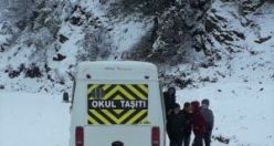 Ekipler tarafından karda mahsur kalan öğrenci servisi kurtarıldı