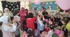 Başkan amca yine çocukları unutmadı! Tiyatro Ekibi Çocukların Sevincine Ortak Oldu