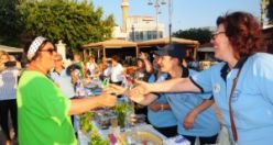 Sakız Adası Şehir Meydanı’nda kurulan sahnede yemek pişiren konuk aşçılar, bu yemekleri halka test ettirdi