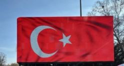 Öcalan'ın çağrısı sırasında  dev ekranlar Türk bayraklarıyla donatıldı