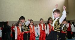 Yağmur yağdı! Demirci’de 23 Nisan Coşkusu Salona Sığmadı