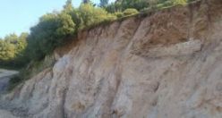 Toprak kayması sonucu Roma dönemine ait mezardan kemikler ortaya saçıldı