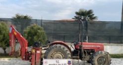 Traktöre bağladıkları kazıcı ile tarihi eser arıyorlardı