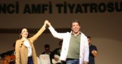 Emre Kınay ve Evrim Alasya’nın başrollerini paylaştığı “İki Bekar” isimli tiyatro oyunu seyircileri güldürdü