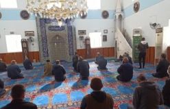 Cuma Namazına İmam Gelmeyince Cemaat Namaz kılmadan Camiden Ayrıldı